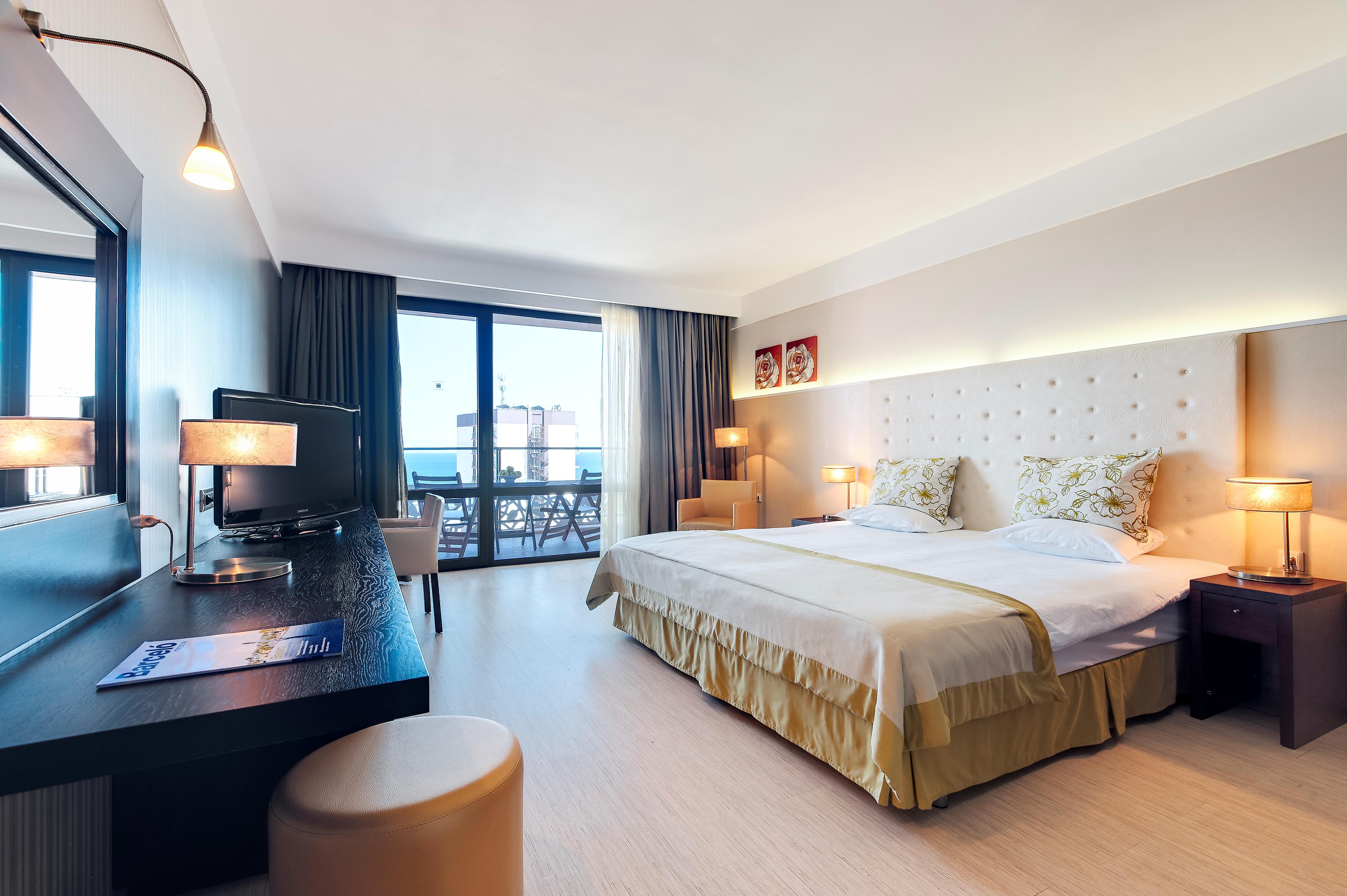 Hotel Barceló Royal Beach slide 2