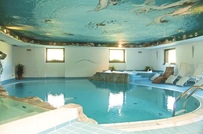 Alexander Charme Hotel  slide 5