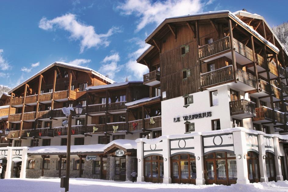 Hotel Club Le Valfrejus er et dejligt familiehotel, der henvender sig til familier med lidt større børn og er ideelt beliggende i centrum af det hyggelige Valfréjus og direkte ved pisterne. Her er dit ophold med halvpension, og alt er organiseret for børnene. Værelserne er pænt indrettede og fuldt udstyrede. Fra balkonen har du en storslået udsigt over de omkringliggende bjerge.