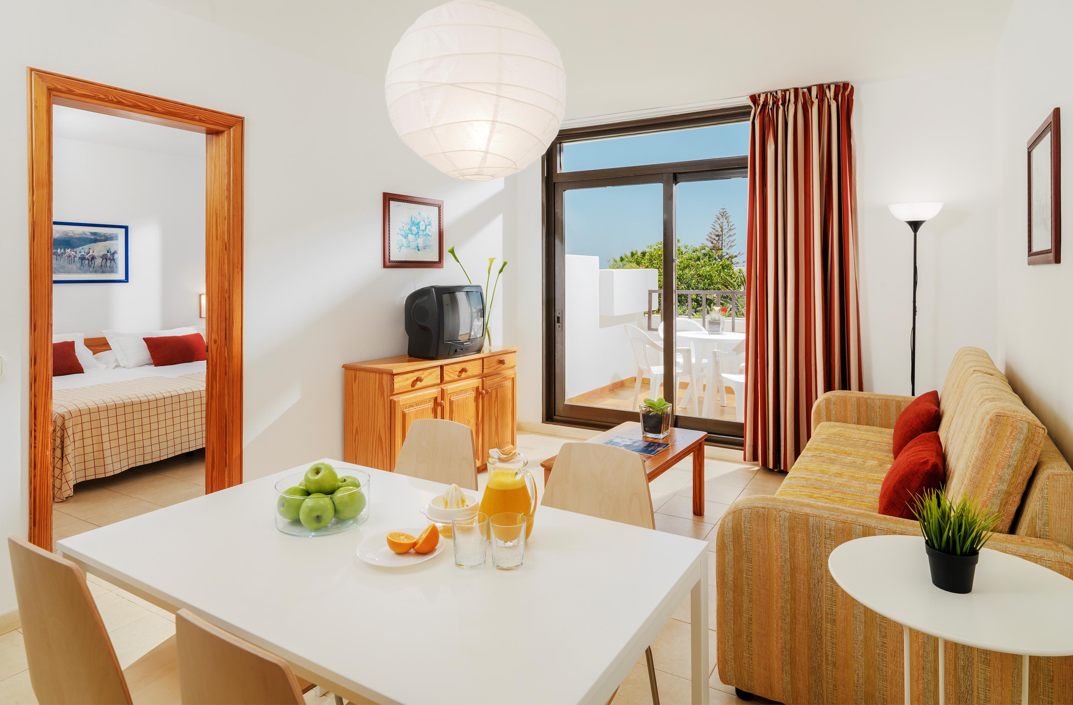 Hotel H10 Suites Lanzarote Gardens slide 3