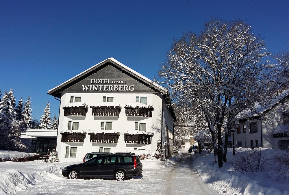 Hotel Winterberg Resort ligger i rolige omgivelser uden for den lille by, Winterberg, i det sydlige Tyskland. Her kan du nyde en afslappende skiferie i skønne omgivelser og blive forkælet i hotellets wellnessafdeling, hvor du bl.a. kan slappe af i saunaen, tage en svømmetur i den indendørs swimmingpool, eller lade dig forkæle med en massage. Der ligger et par enkelte pister og lifte i gåafstand fra hotellet, som kan føre dig til resten af området. Derudover holder skibussen mindre end 50 meter fra hotellet. Dit ophold er inkl. morgenmad, og hver morgen serveres der morgenbuffet i restauranten. Om aftenen kan du vælge mellem mange spændende lokale og internationale retter. Hotel Winterberg Resort anbefales til både par og familier.