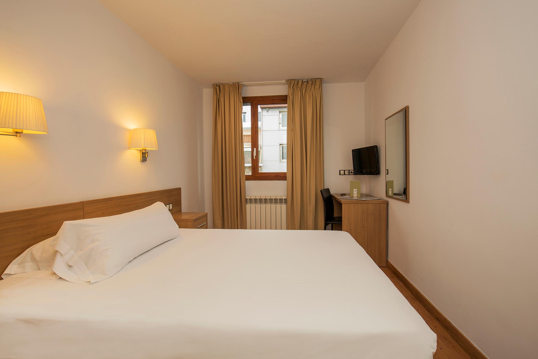 Hotel Catalunya Ski slide 3