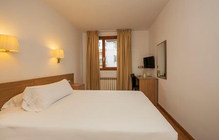 Hotel Catalunya Ski slide 3