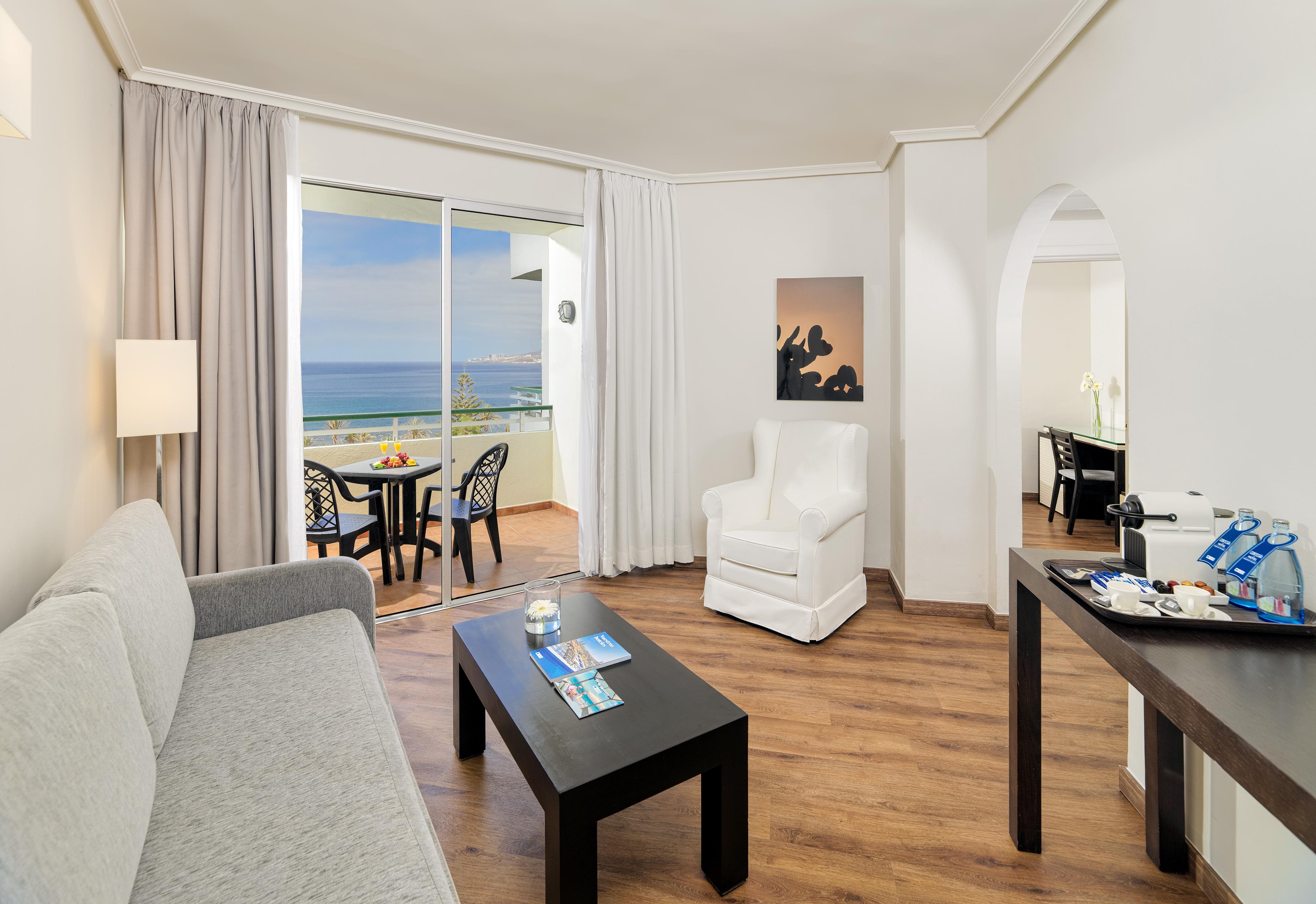 Hotel H10 Las Palmeras slide 4