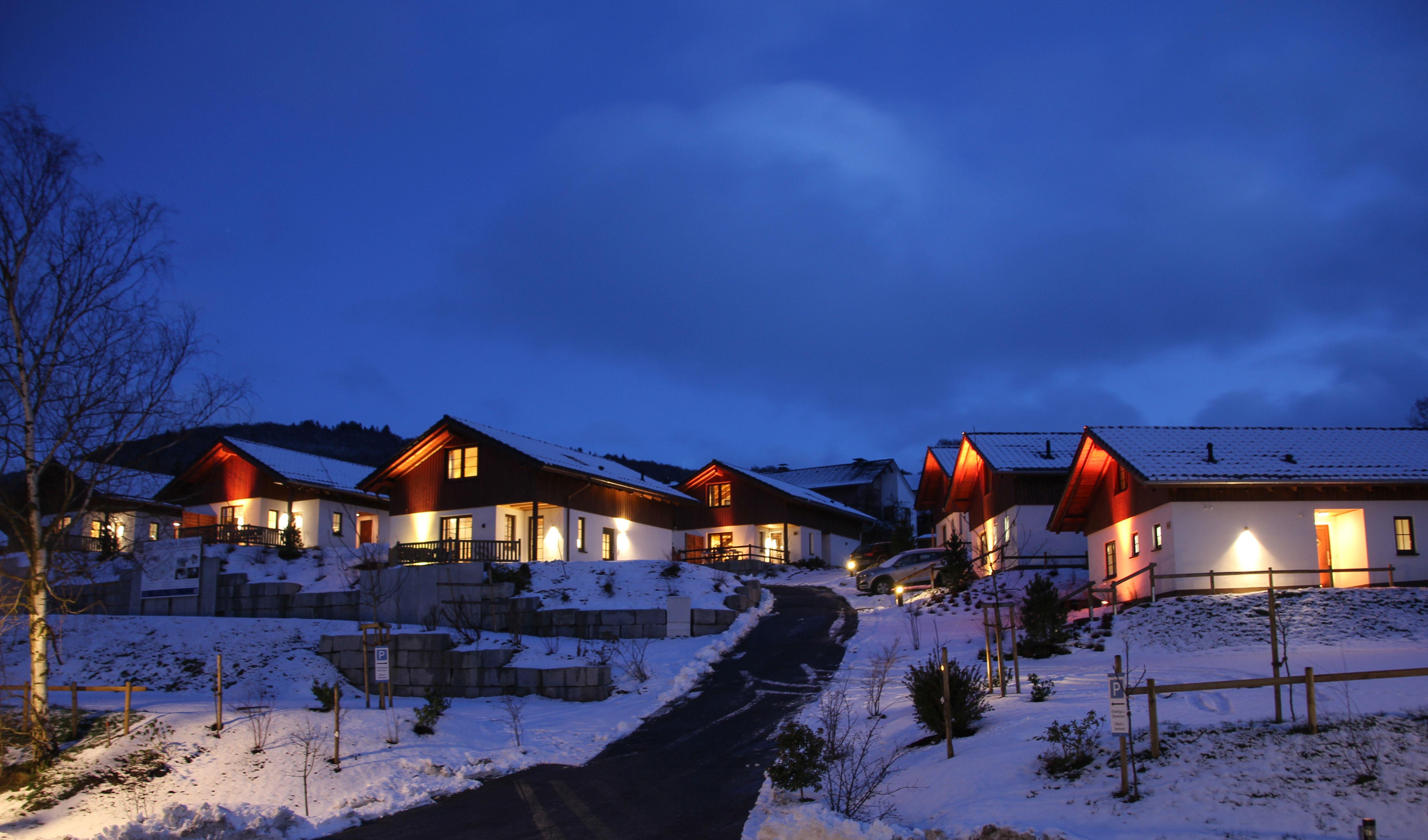 Chaletpark Diemelsee er et hotel beliggende i rolige omgivelser lige uden for Willingen. Hytterne er bygget i typisk bjergstil, hvilket skaber gode rammer for et hyggeligt ophold. Hver dag har du mulighed for at bestille friskbagt brød gennem deres brødleveringstjeneste. Efter en dag på ski kan du nyde et godt glas gløgg i baren og gøre dig klar til middag i restauranten Göbels Seehotel, som ligger blot 200 meter fra hytterne. Hotellet har eget wellness, som du kan benytte helt gratis under dit ophold på Chaletpark Diemelsee. Hotellet er velegnet for både små og store grupper, som ønsker en veludstyret skiferie.