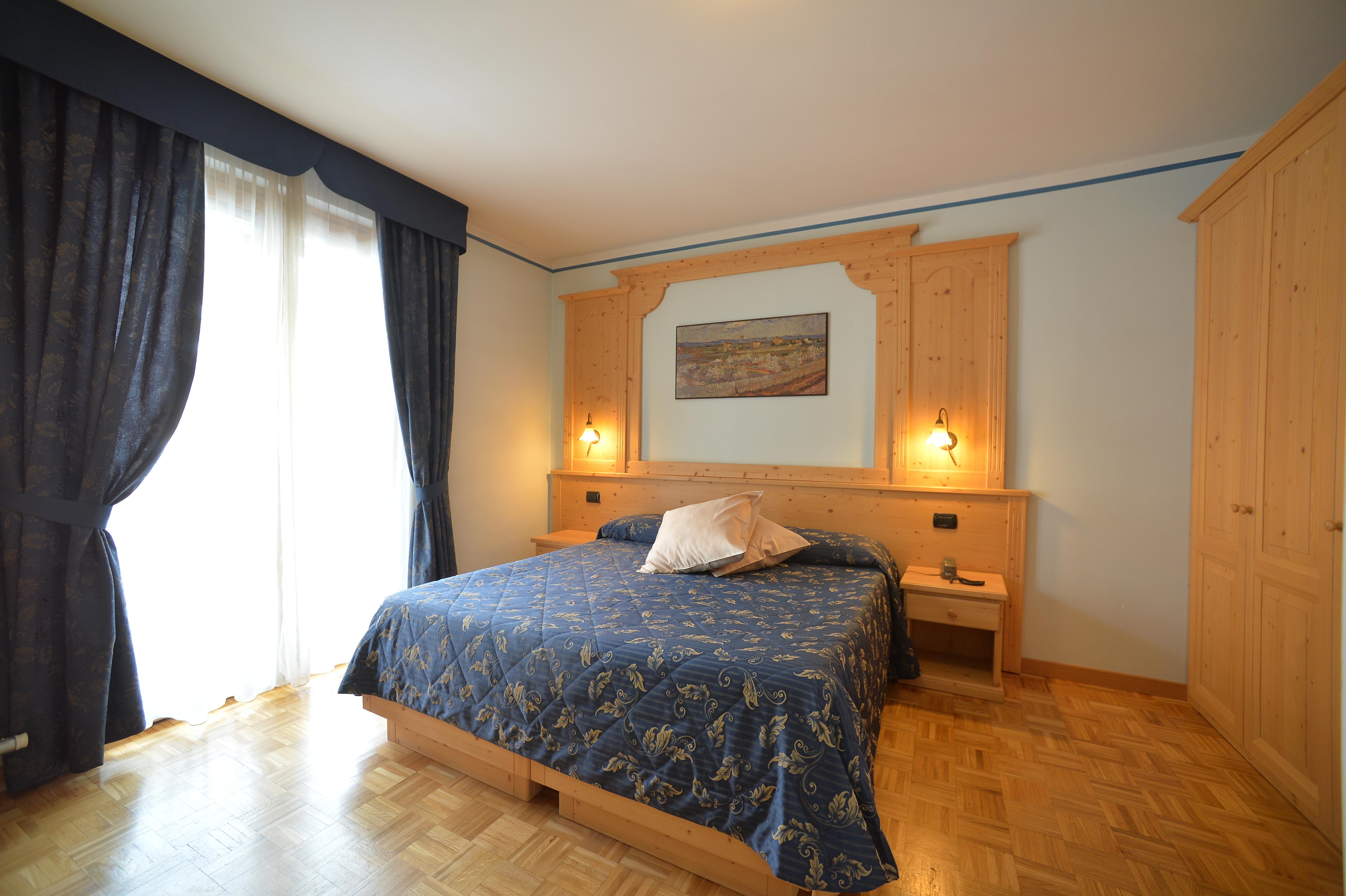 Hotel Canada slide 2