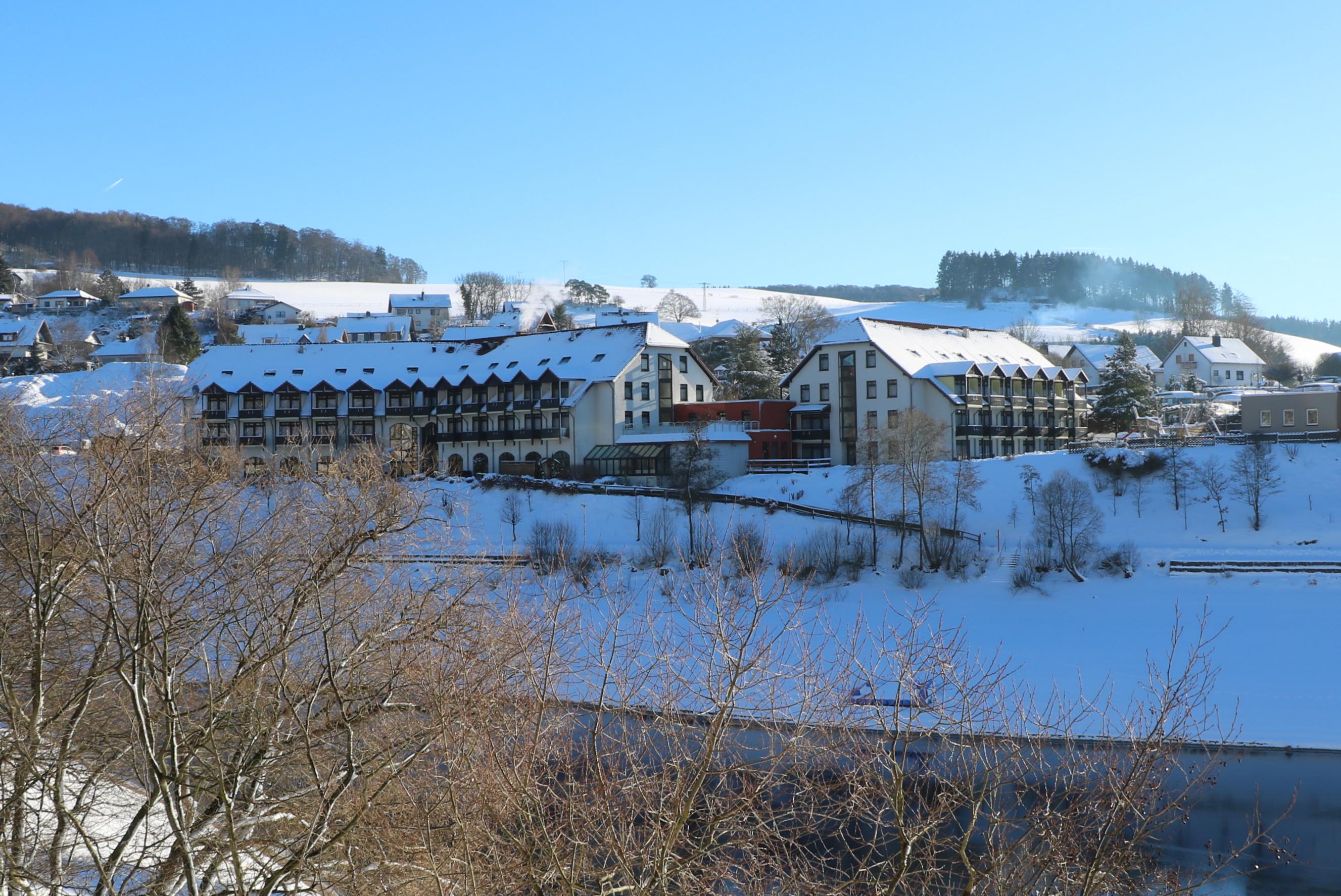 Er du på udkig efter et smukt hotel midt i et naturreservat? Så er Göbels Seehotel Diemelsee det rette sted for dig. Dette elegante hotel ligger lige ved søen Diemelsee og er omgivet af smukke skove og bjerge, der giver anledning til en masse vandreture og stavgang. Willingen-skiområdet ligger 17 kilometer fra hotellet, men er let tilgængelig i bil. Feriens indkvartering sker i komfortable og rummelige værelser, der har en hyggelig atmosfære. Efter en skøn dag på pisterne, kan du slappe af i wellnesscenteret, mens familiens yngste har det sjovt i børnenes legeparadis "Shrinkie Island".