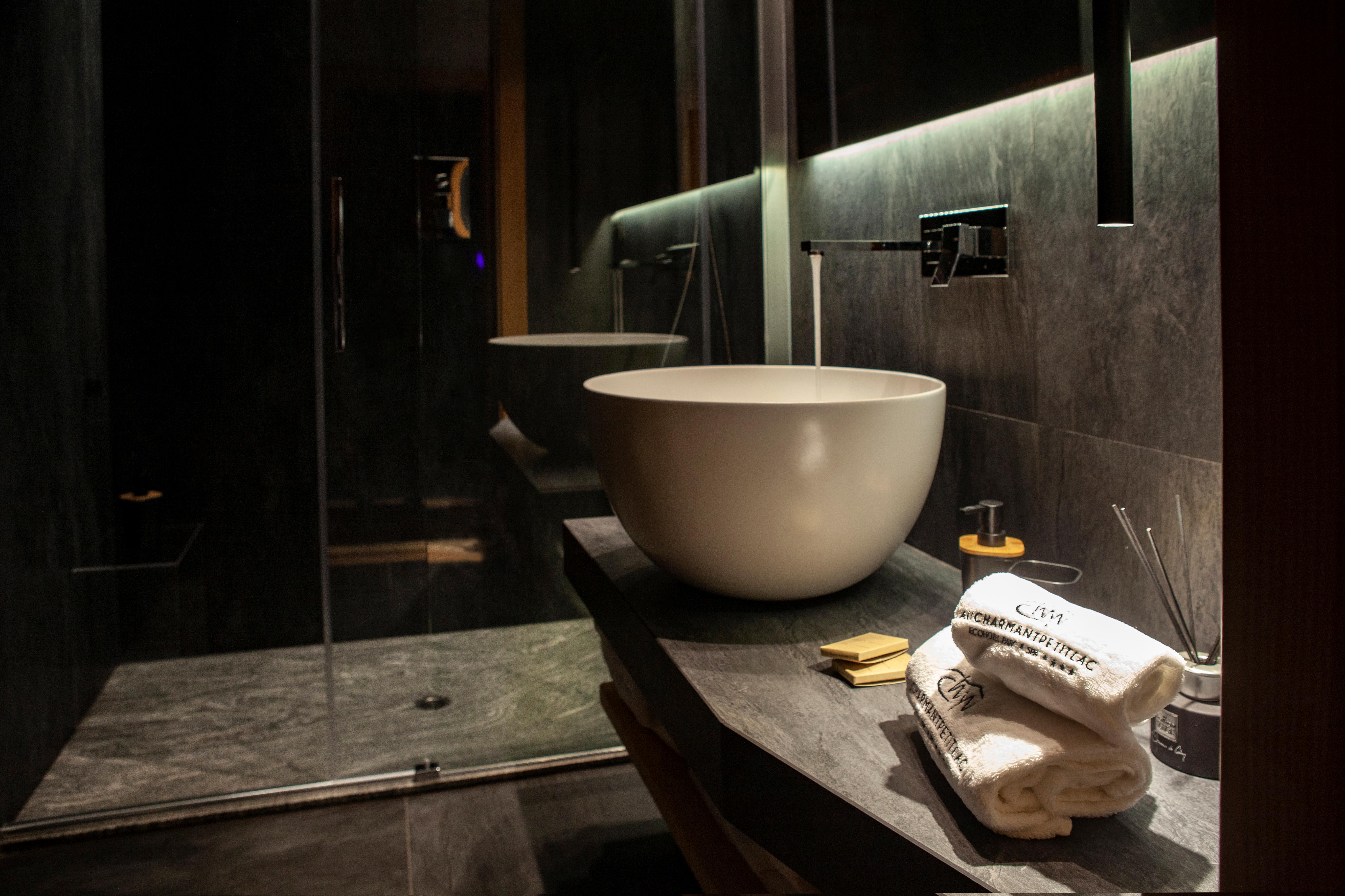 Au Charmant Petit Lac Spa & Park Hotel slide 3