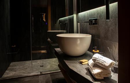 Au Charmant Petit Lac Spa & Park Hotel slide 3