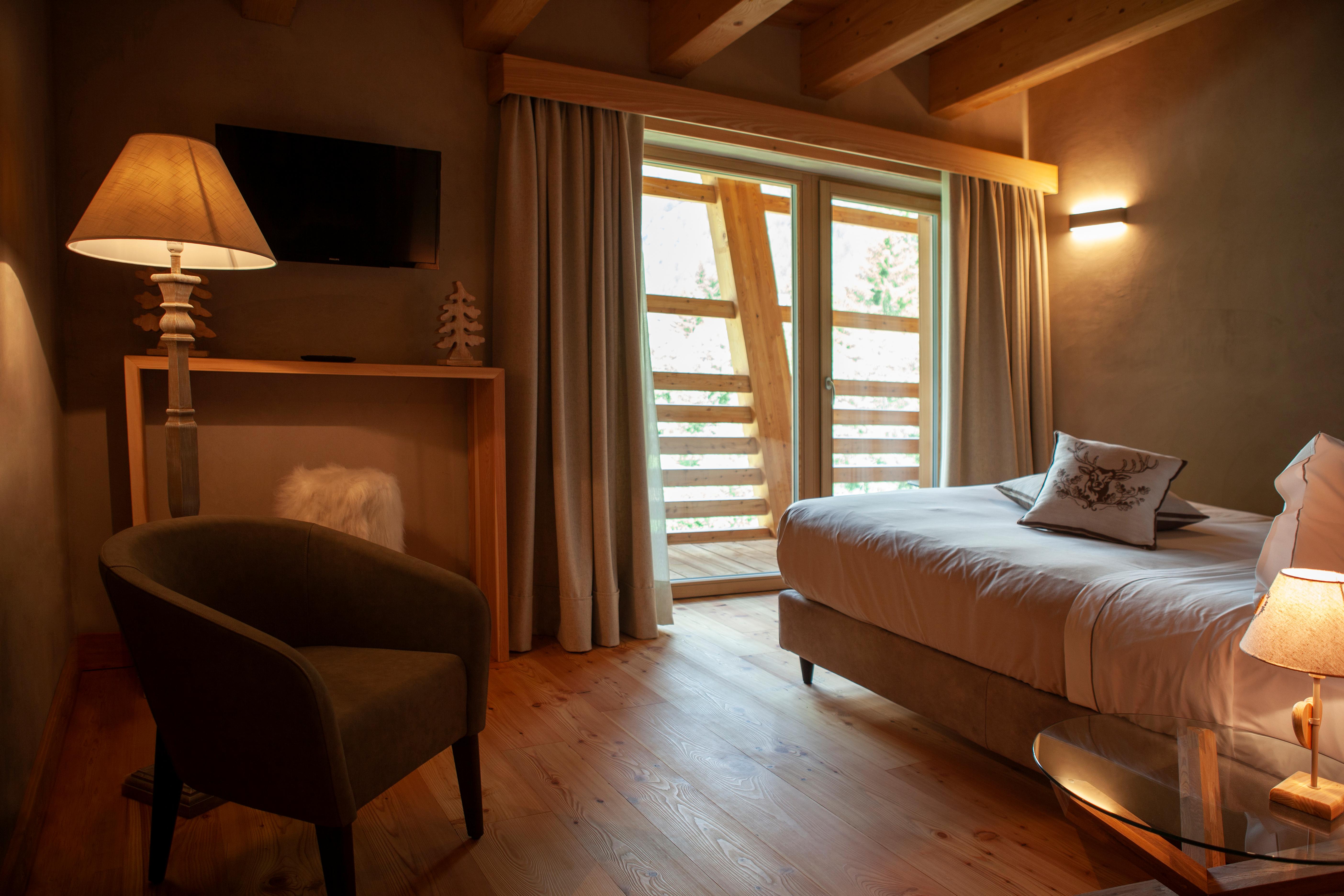 Au Charmant Petit Lac Spa & Park Hotel slide 2