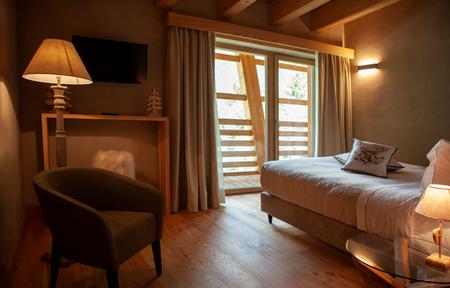 Au Charmant Petit Lac Spa & Park Hotel slide 2