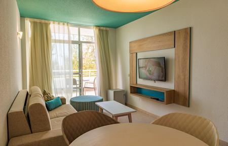 Hotel Gara Suites slide 4