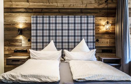 Chalet The Peak  slide 2