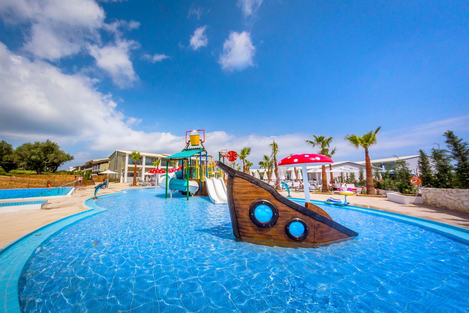Caretta Paradise Hotel & Waterpark slide 2