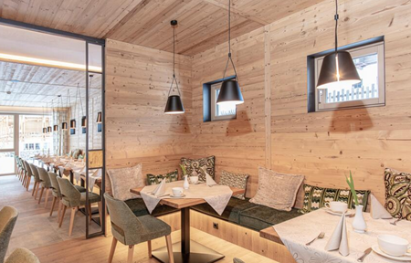 Hotel Urbanhof slide 3