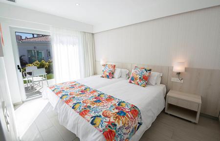 Hotel LIVVO Dunagolf Suites slide 4