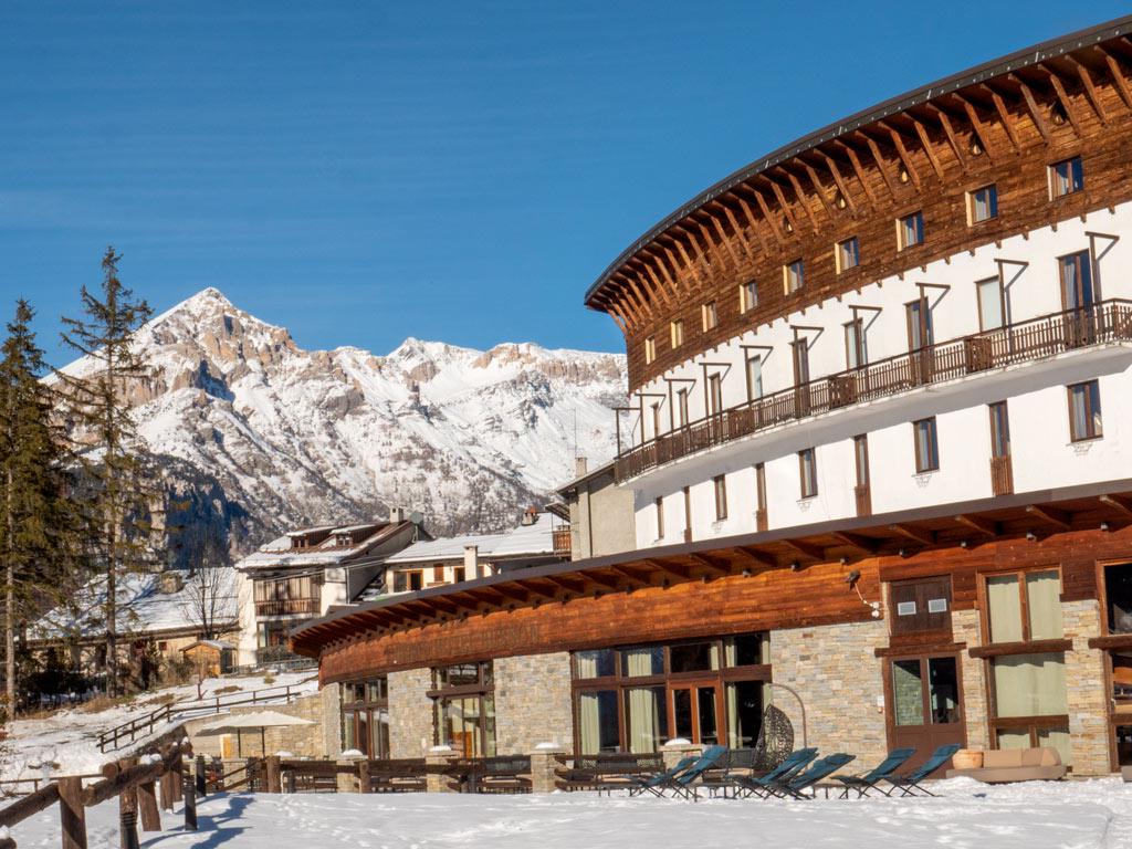 I den charmerende landsby Sauze d'Oulx, i 1500 meters højde, ligger Chaberton Lodge. Tæt på centrum og i gåafstand fra skiliften, som dog også kan nås med skibus. Hotelværelserne er meget komfortable, og du kan nemt slappe af. Træ og sten er blevet brugt til at skabe et hyggeligt interiør i alpin stil. Efter en lækker morgenmad er du klar til at tage ud på pisterne. Om dagen kan du nyde vidunderlige nedkørsler i et smukt miljø. Efter en masse action er det dejligt at komme hjem til hotellet. Slap af foran pejsen, bestil en drink i loungebaren eller slap af i wellnesscentret. Du vil komme dig helt og holdent, og dine muskler vil takke dig.