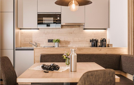 Mo's Apartments slide 2