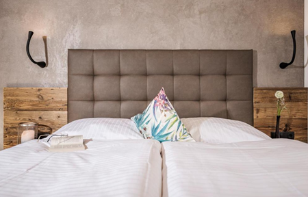 Mo's Apartments slide 3