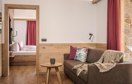 Mo's Apartments slide 4