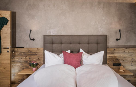 Mo's Apartments slide 5