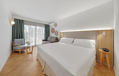 Hotel Occidental Cala Viñas slide 3