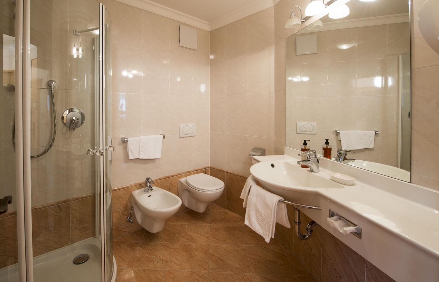 Hotel Sureghes slide 3