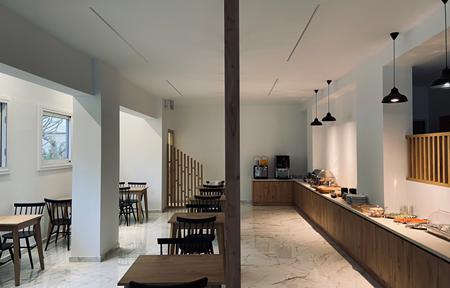 Hotel International slide 4