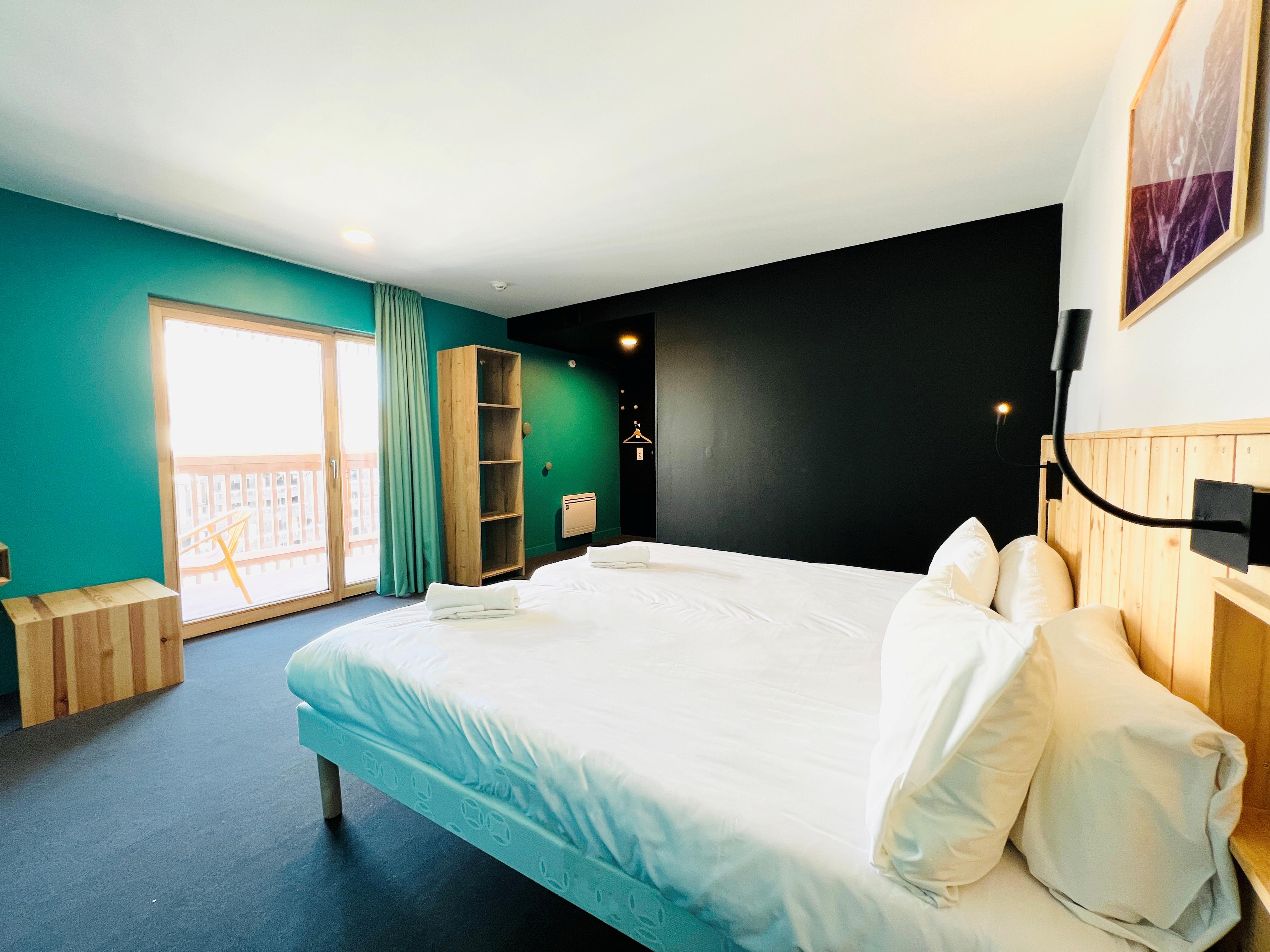 The People Les 2 Alpes  slide 2