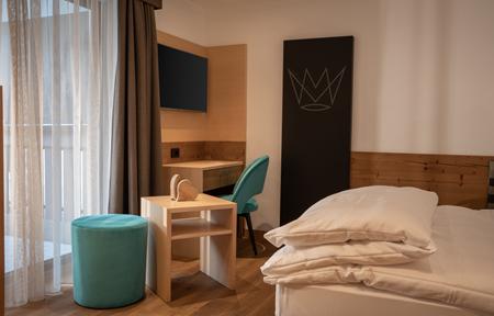 The laurin small & charming slide 4