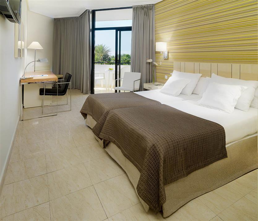 Hotel H10 Conquistador slide 5