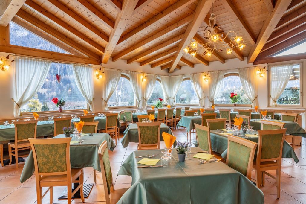 Hotel Monclassico slide 3