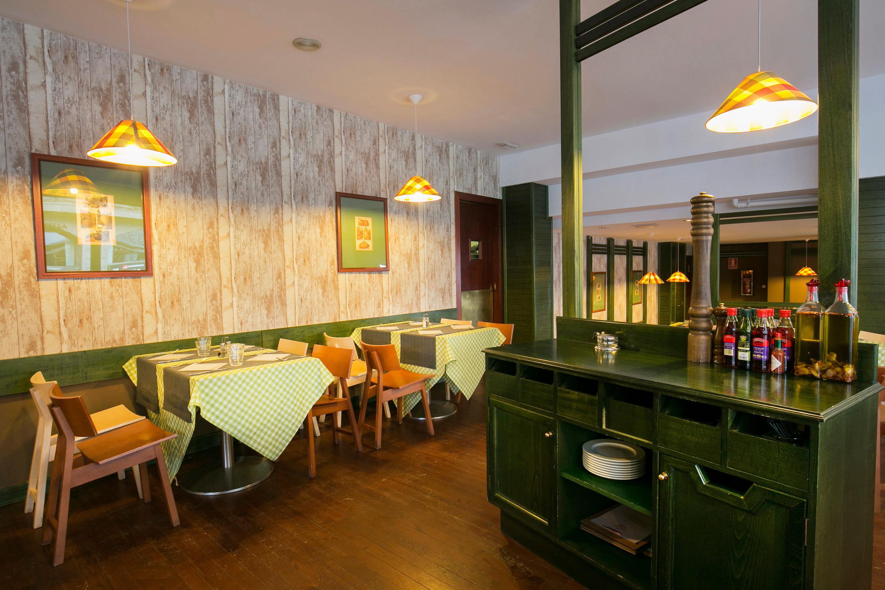 Hotel Piolets Centre slide 3