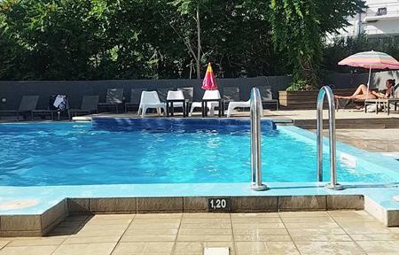 Amphitryon Hotel slide 5