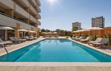 Hotel Wyndham Residences Alvor Beach slide 1