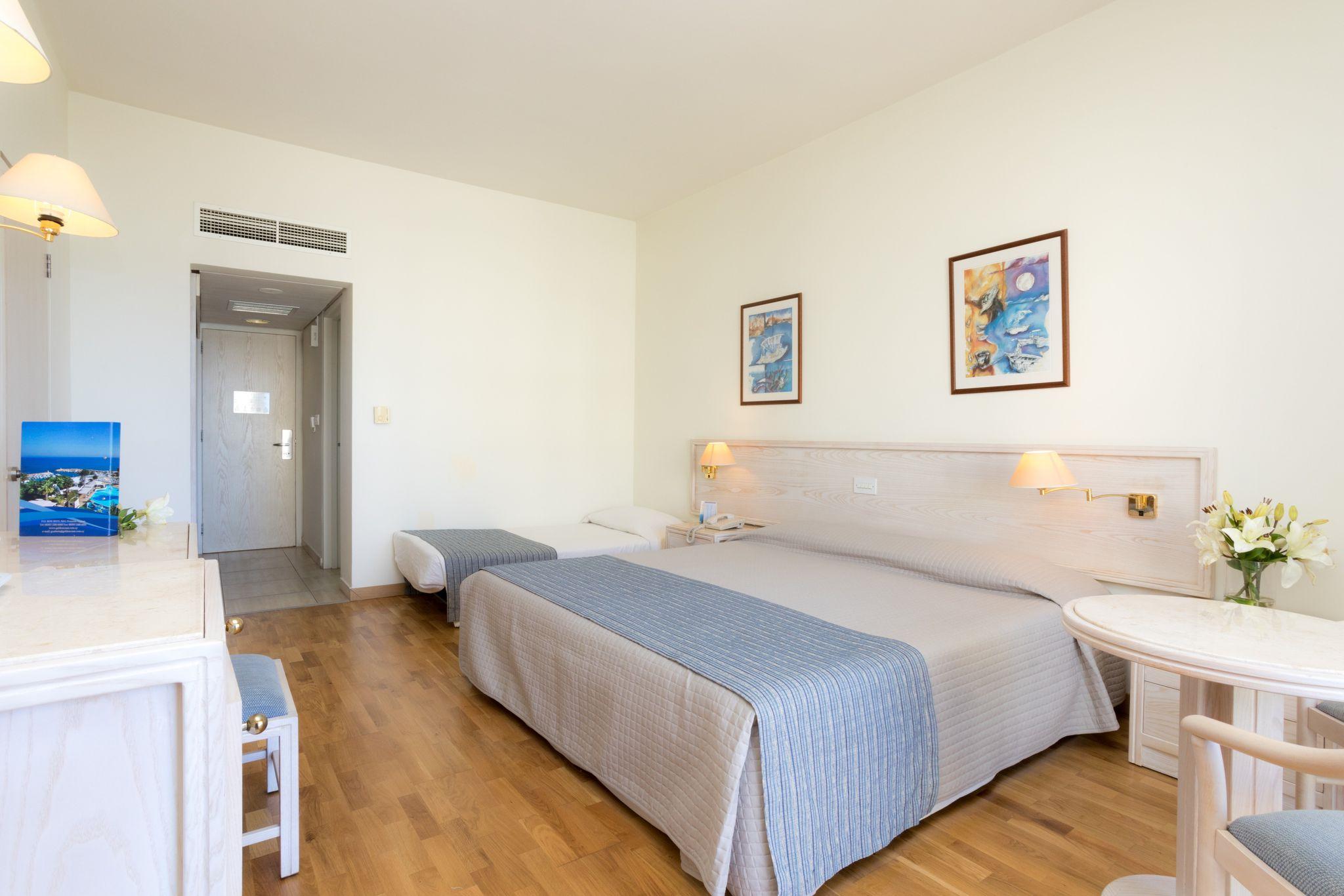 Hotel Golden Coast Beach  slide 3