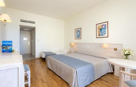 Hotel Golden Coast Beach slide 3