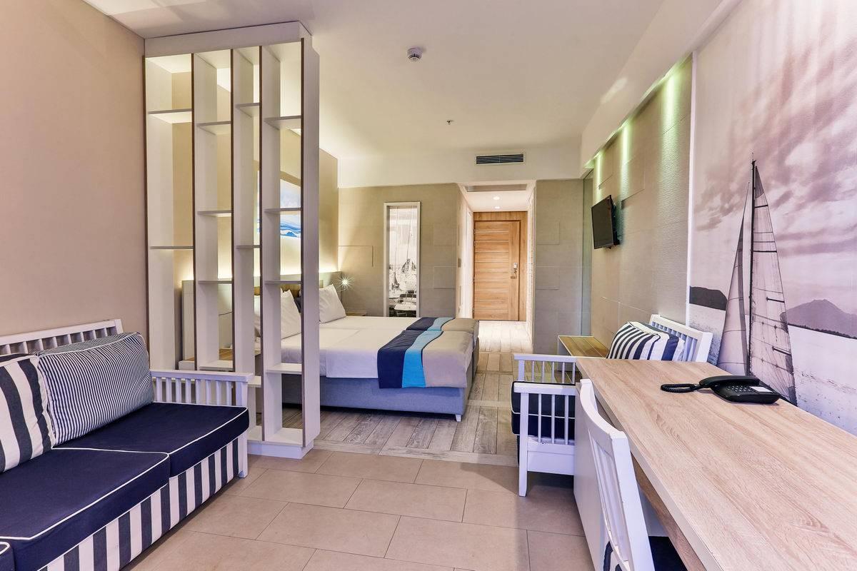 Carine Hotel Delfin slide 3