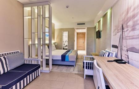 Carine Hotel Delfin slide 3