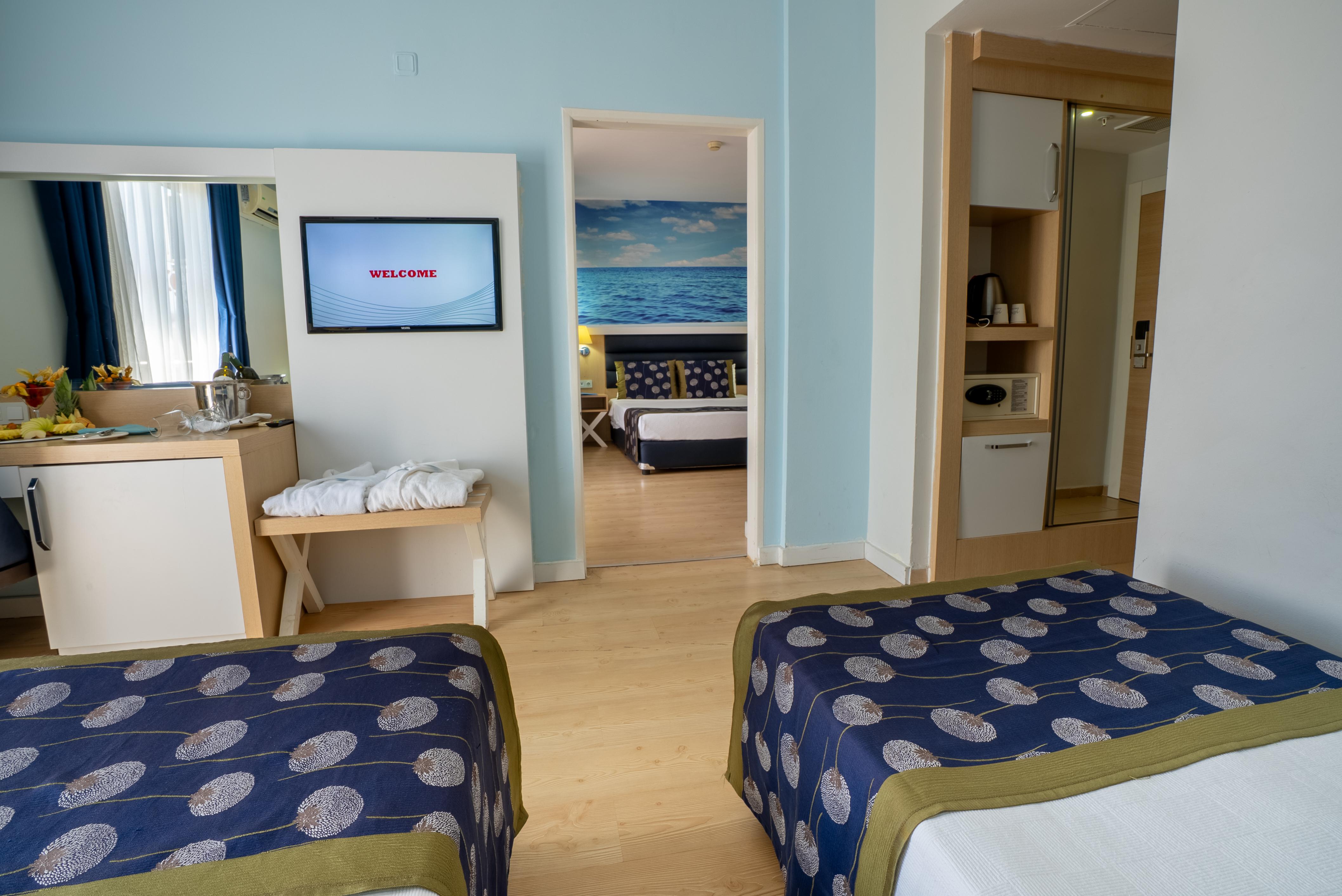 Hotel Club Aqua Plaza slide 5