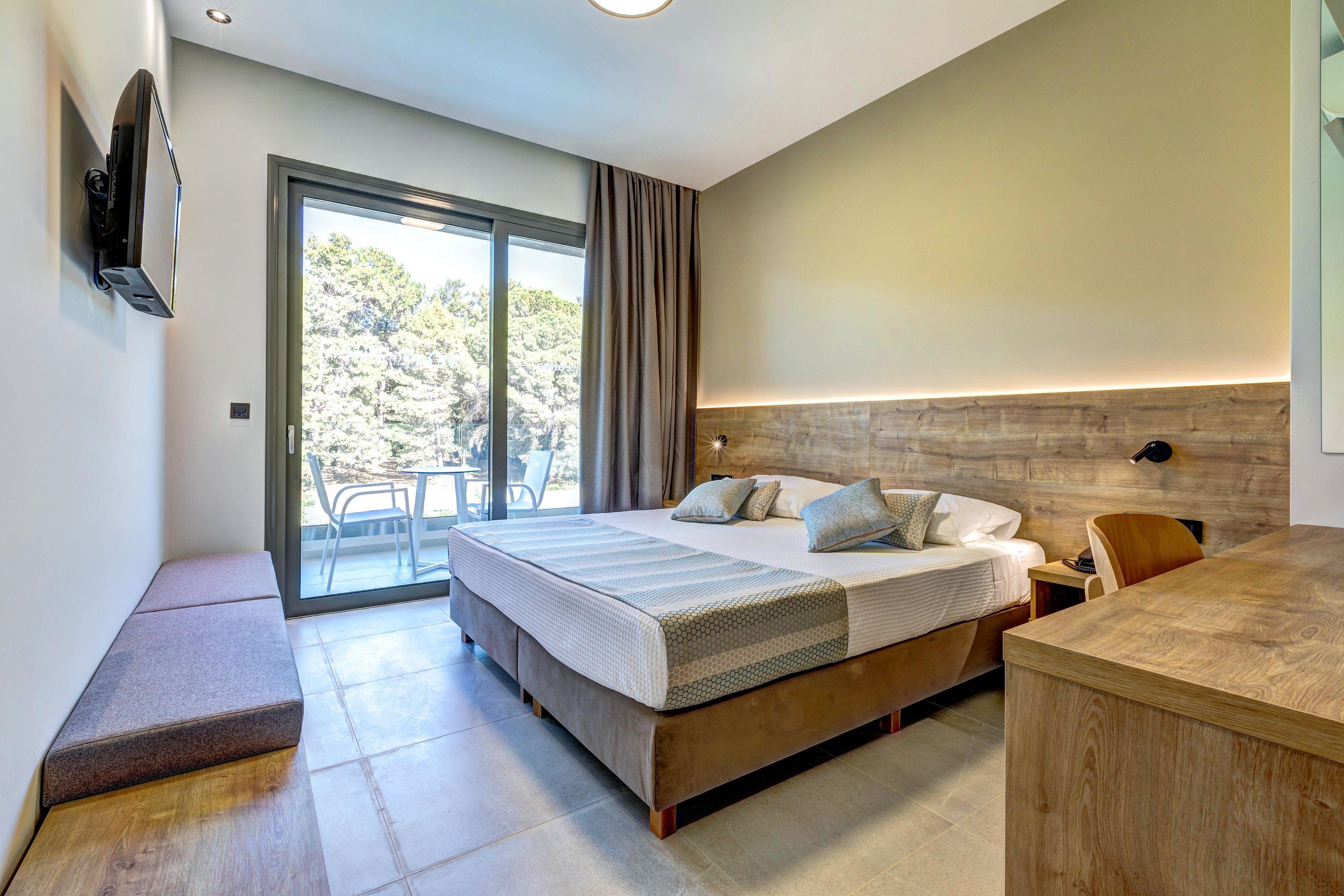 White Olive Elite Laganas slide 3