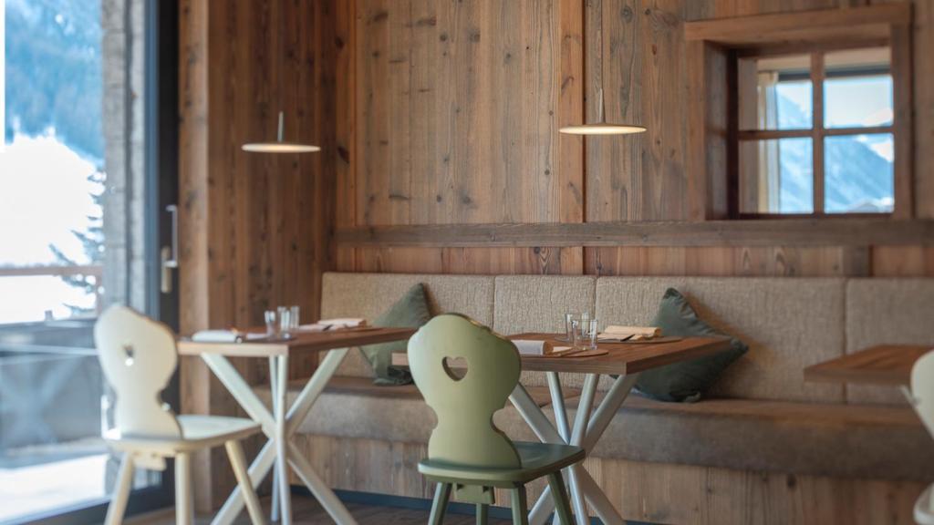 Paradise Lodge slide 4