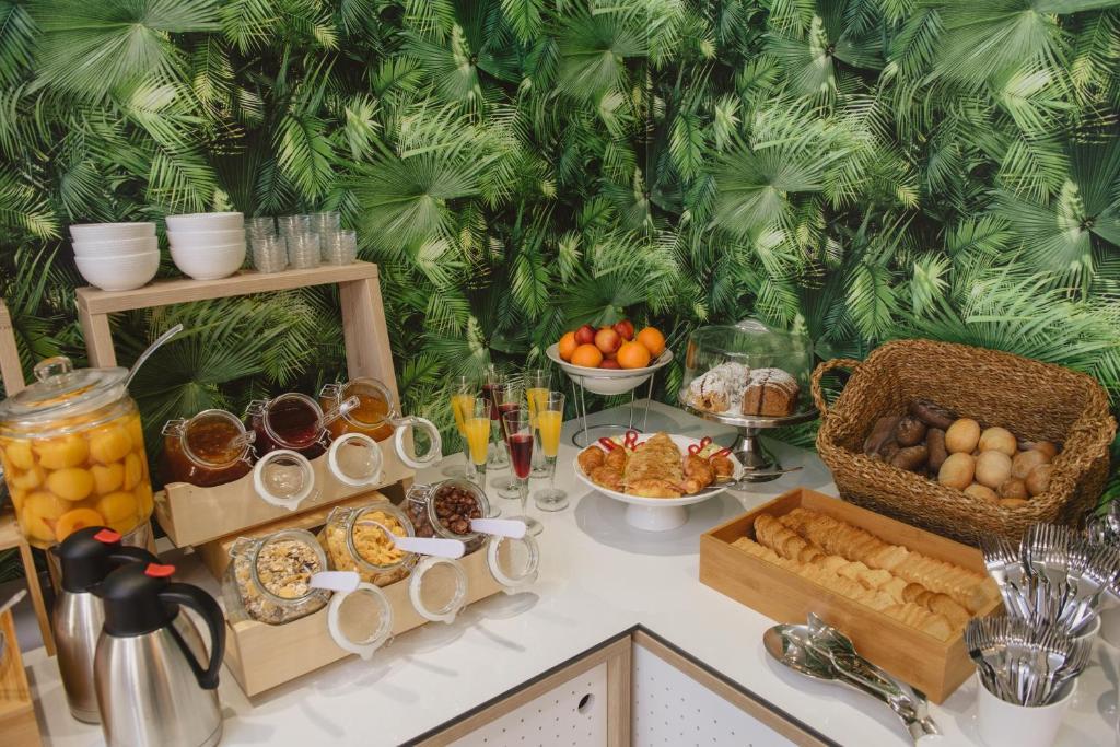 Aqua Beach Front Hotel slide 4