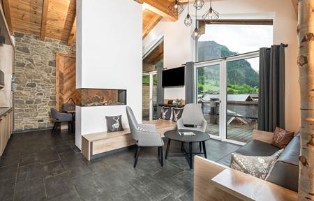 24 by Avenida  slide 2