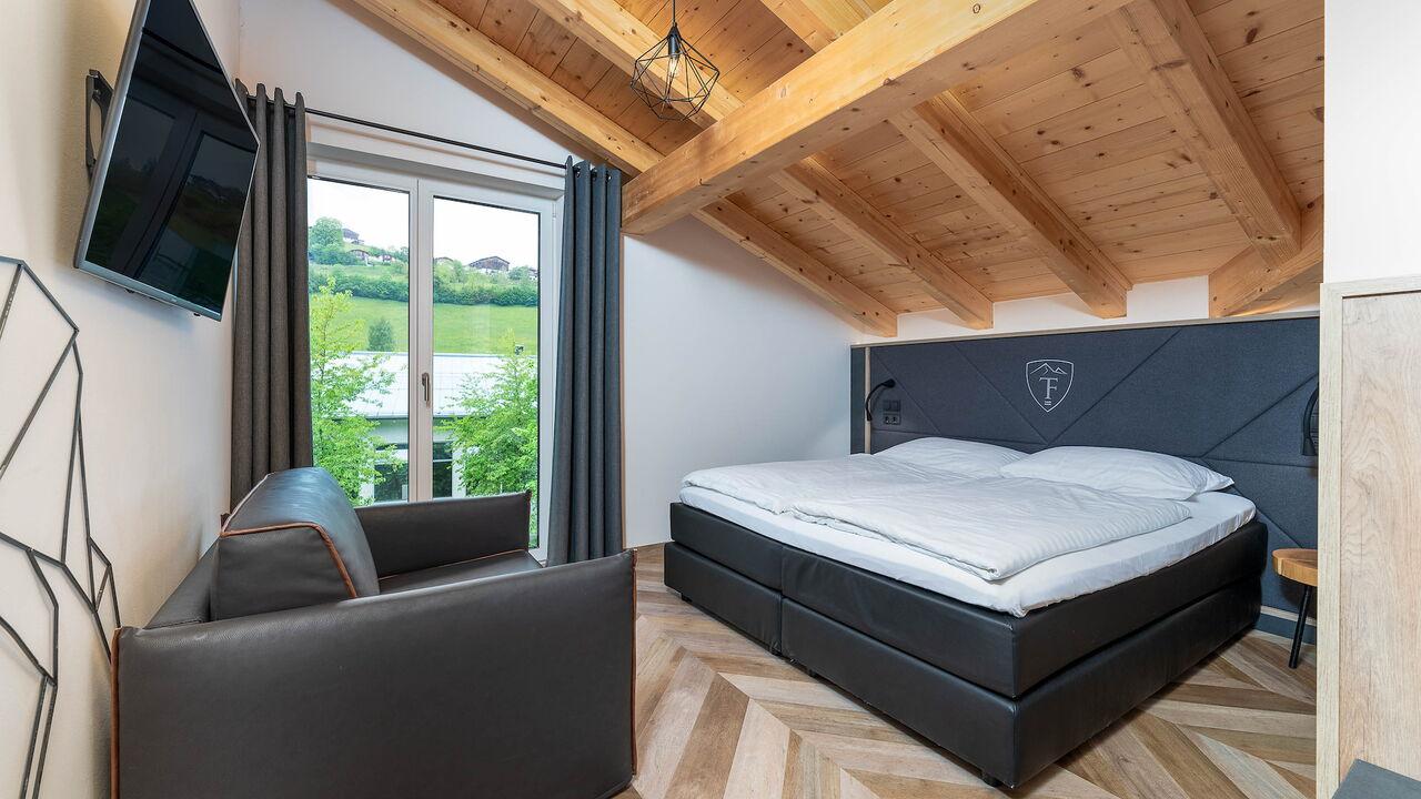 24 by Avenida  slide 3