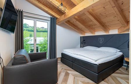 24 by Avenida  slide 3