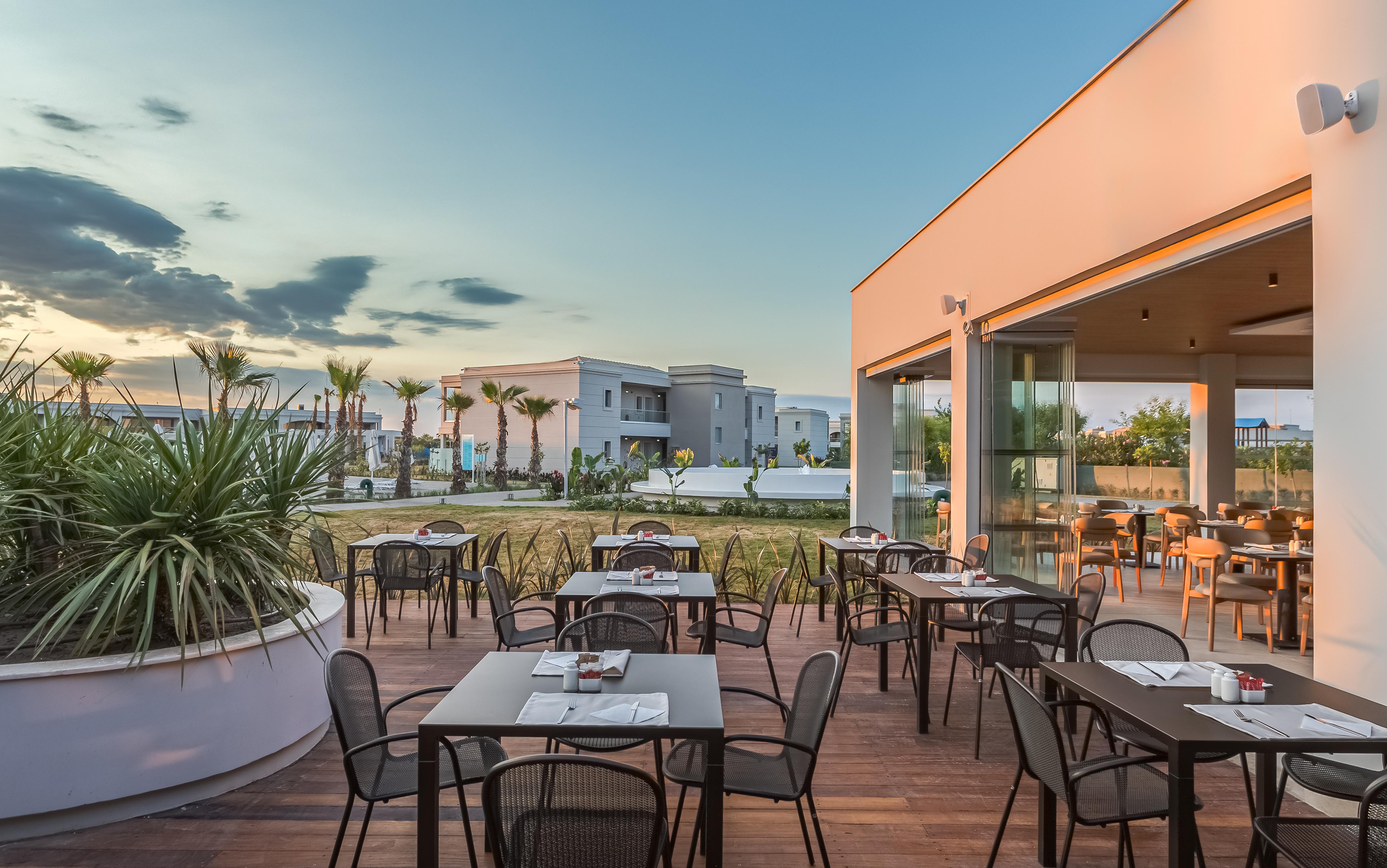 Hotel Blue Lagoon Queen slide 5