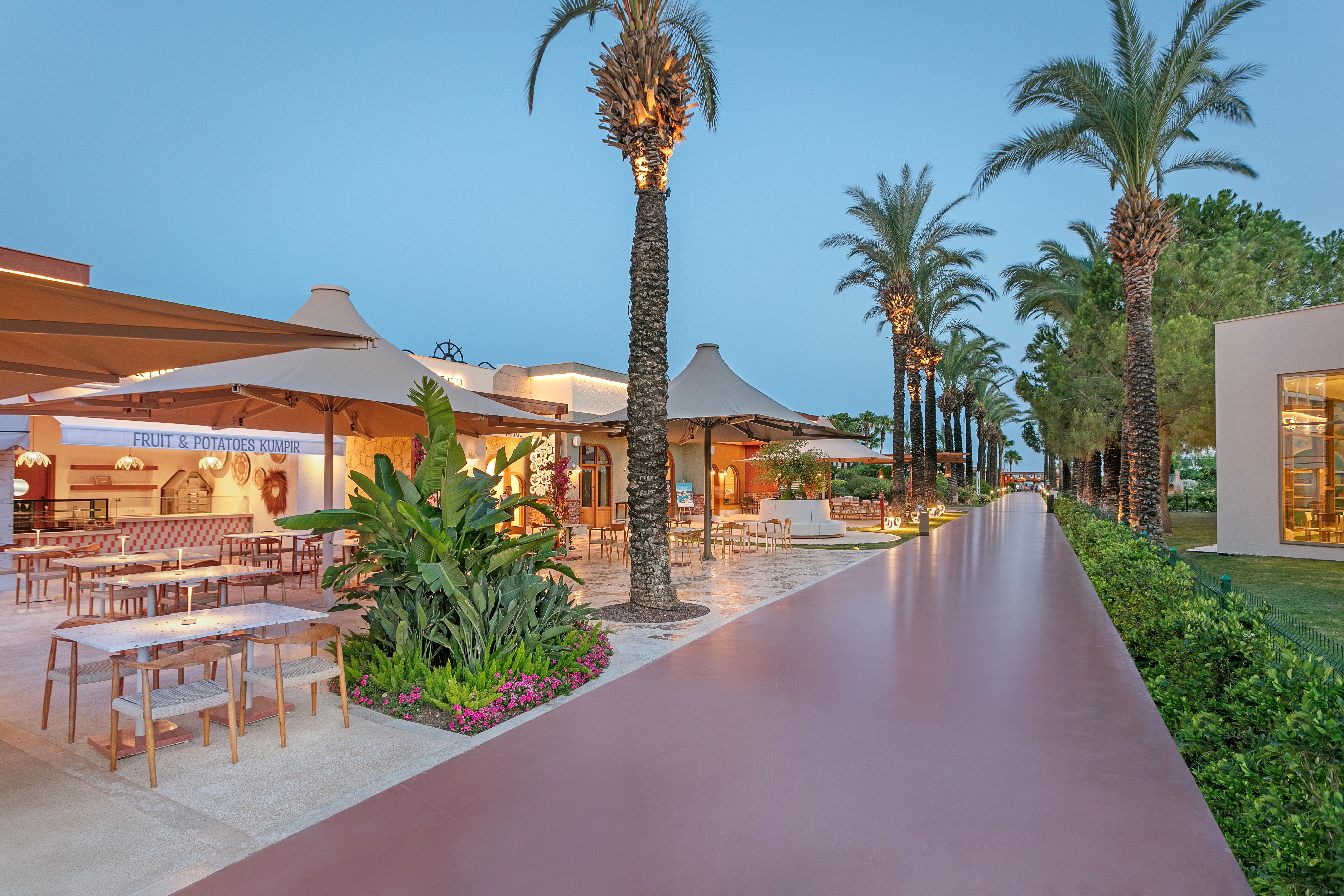 Hotel Titanic Deluxe Lara slide 4