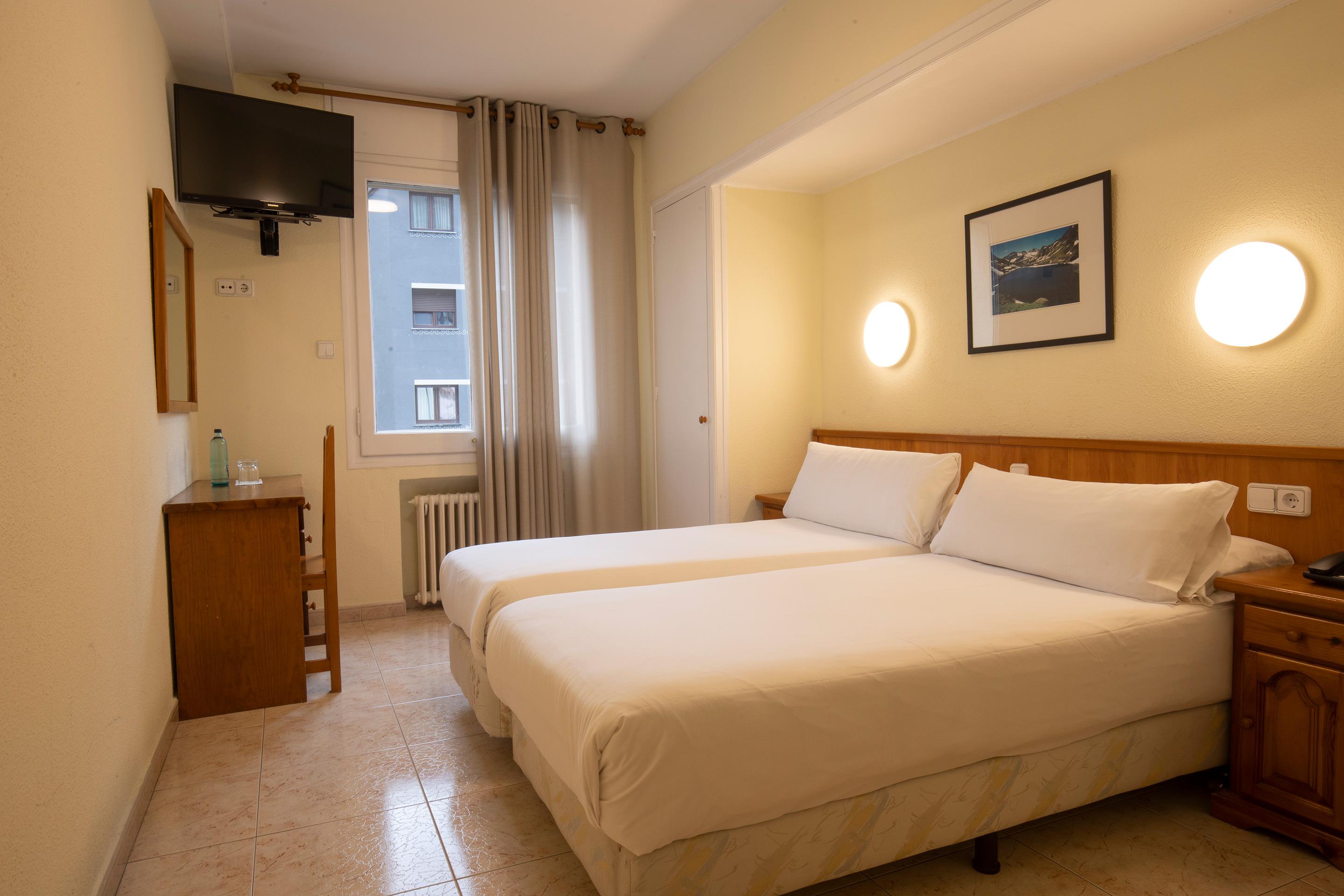 Hotel Oros slide 2