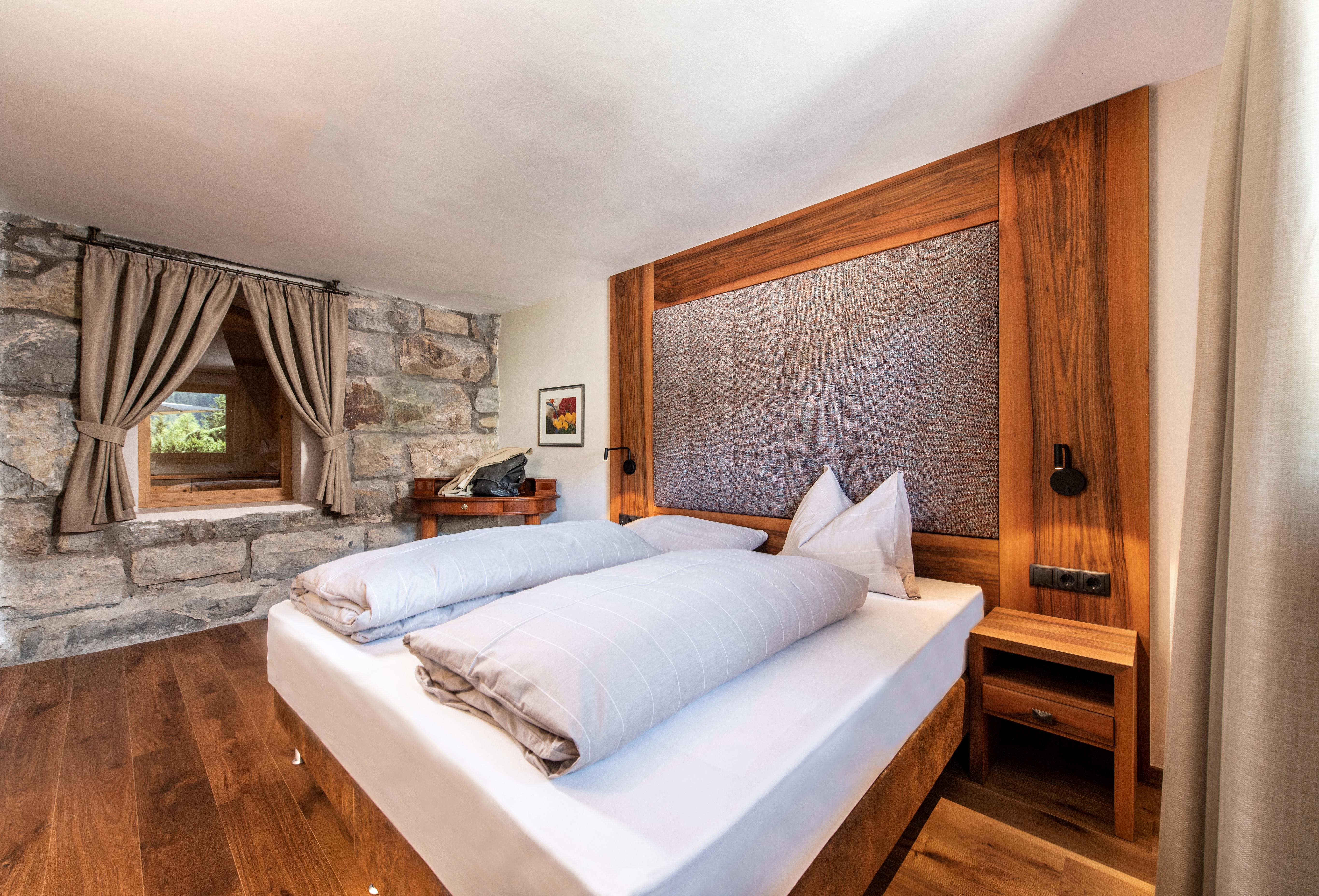Hotel Paradies slide 3